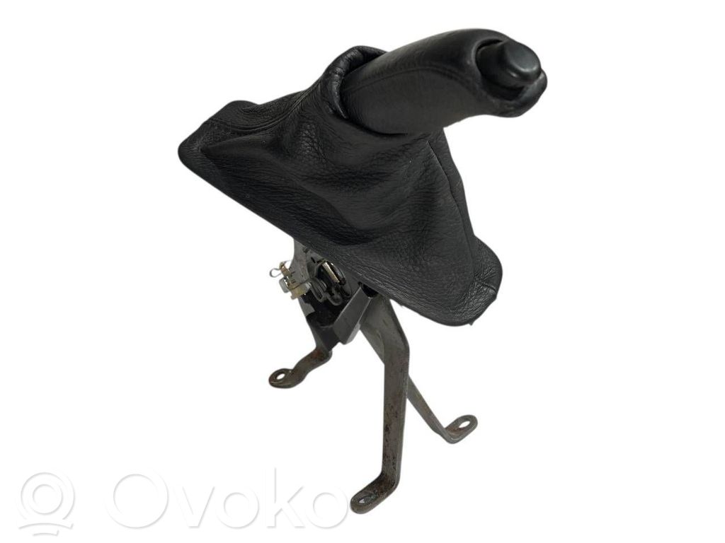 Rokas bremzes mehānisms (salonā)