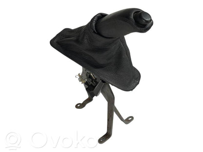 Rokas bremzes mehānisms (salonā)