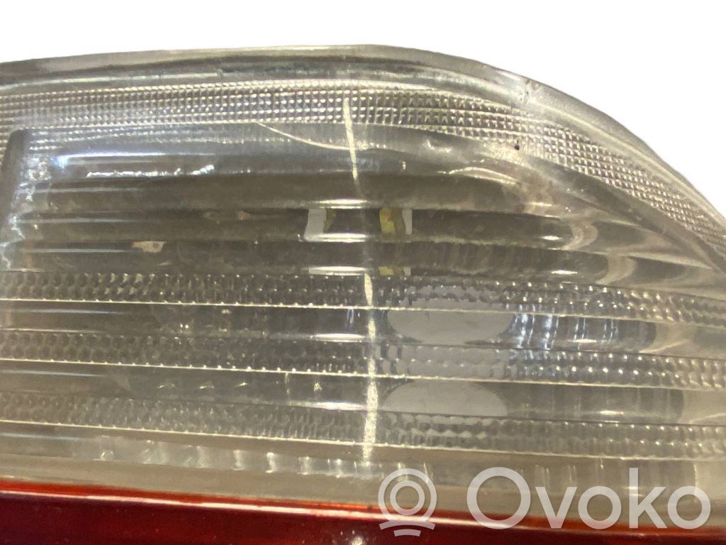 Aizmugurējais lukturis virsbūvē