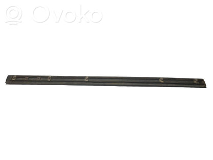 Priekšpusē durvju dekoratīvā apdare (moldings)