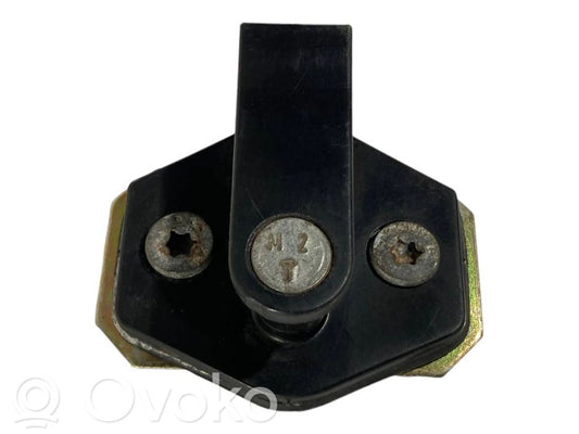 Priekšpusē slēdzenes cilpa