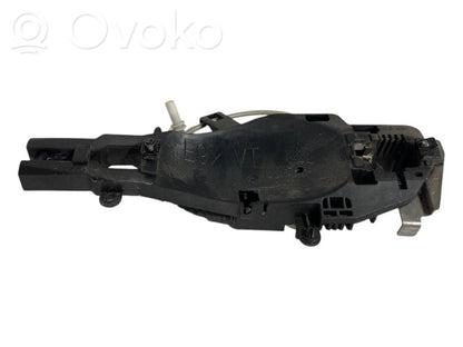 Priekšpusē turētājs / kronšteins ārējam atvēršanas rokturim