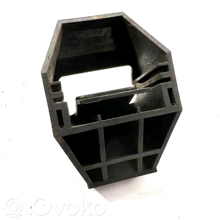 Radiator(s) holder/bracket