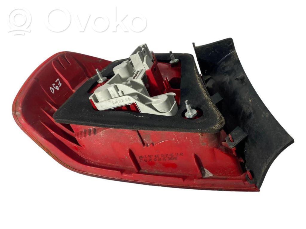 Aizmugurējais lukturis virsbūvē