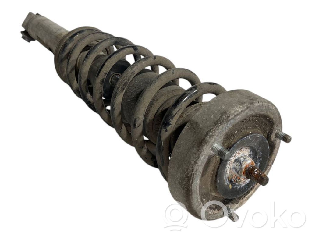 Aizmugurē amortizators ar atsperi