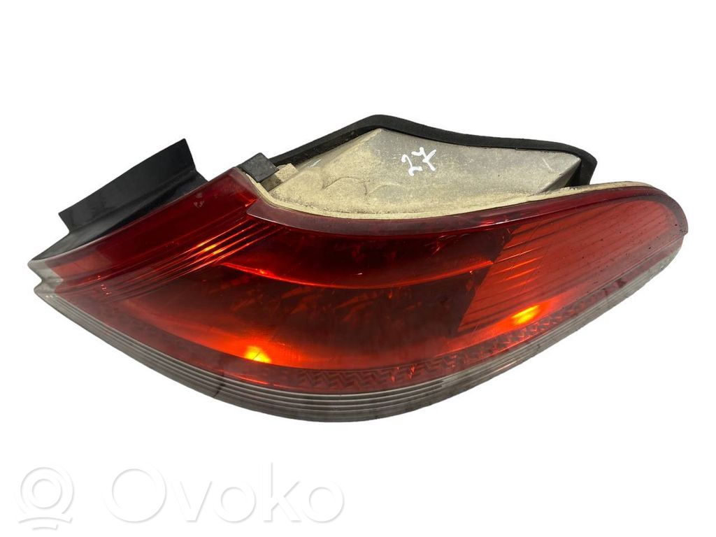 Aizmugurējais lukturis virsbūvē