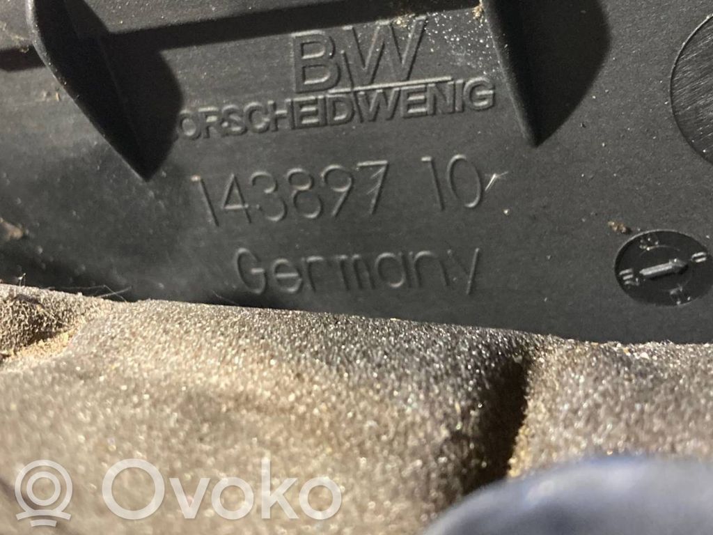 Dzinēja pārsegs (dekoratīva apdare)