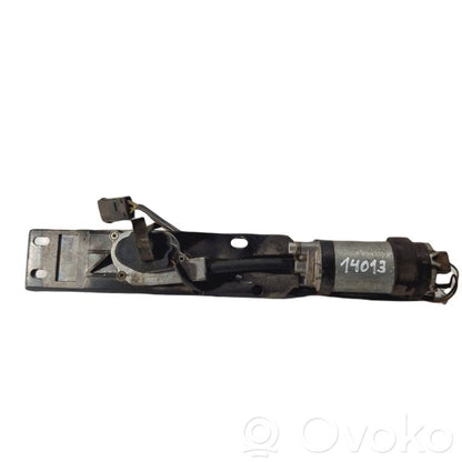 Aizmugurējā pārsega slēdzene