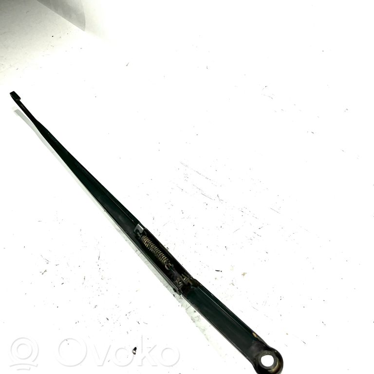 Priekšējā loga tīrītāja kājiņa