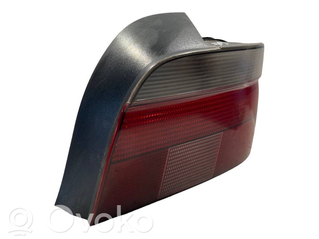 Aizmugurējais lukturis virsbūvē