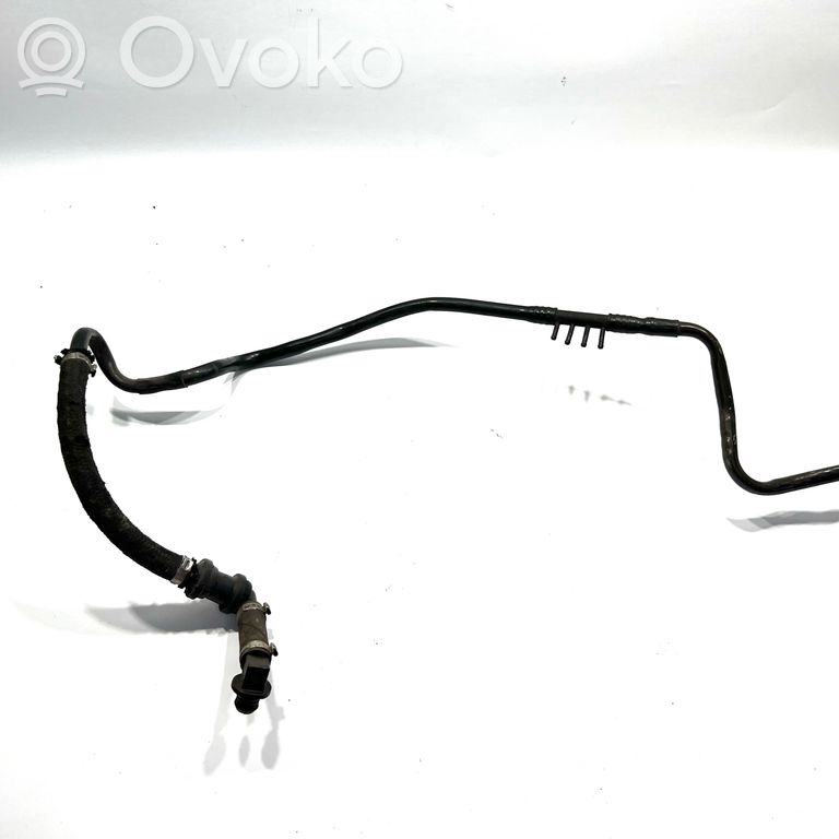 Caurulīte (-es) / šļūtene (-es)