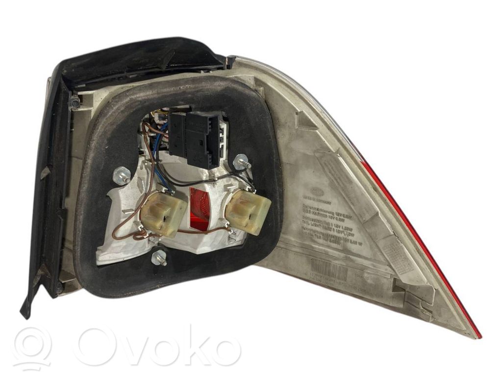 Aizmugurējais lukturis virsbūvē