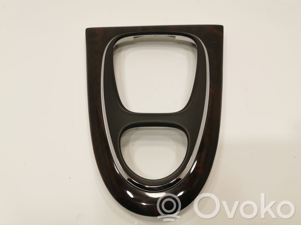 Ātrumu pārslēgšanas sviras dekoratīvā apdare (plastmasas)