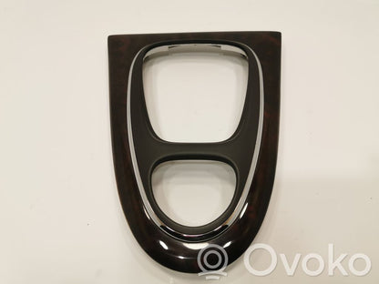 Ātrumu pārslēgšanas sviras dekoratīvā apdare (plastmasas)