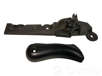 Dzinēja pārsega attaisīšanas rokturītis