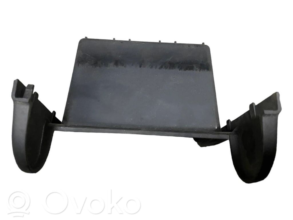 Pelnutrauks (aizmugurē)