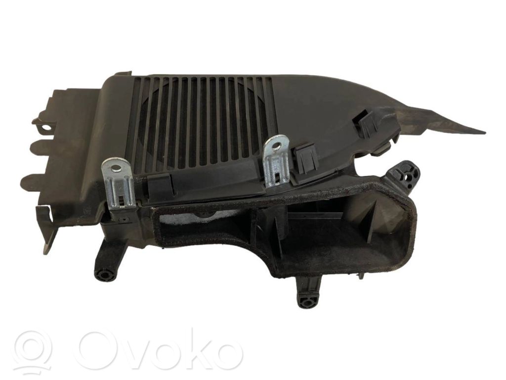 Skaļrunis (-i) aizmugurējā palodzē