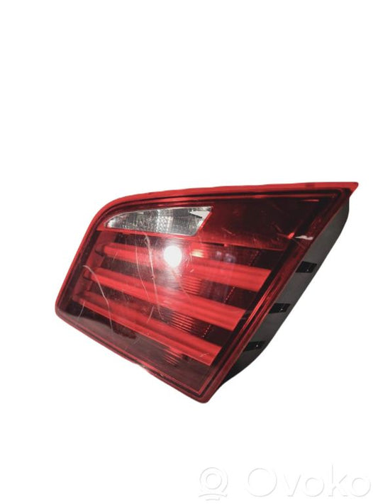 Задний фонарь на капоте