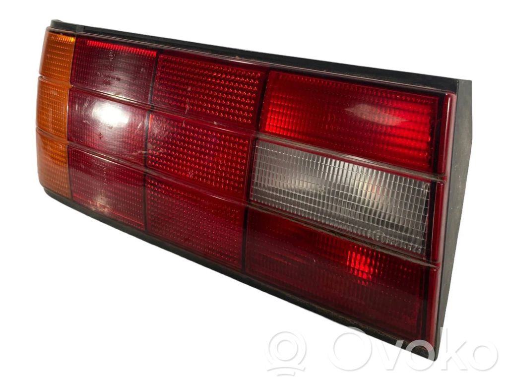 Aizmugurējais lukturis virsbūvē