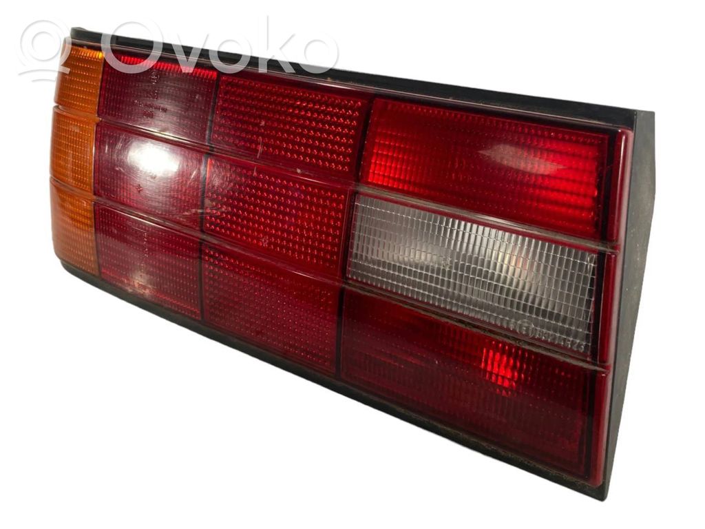 Aizmugurējais lukturis virsbūvē