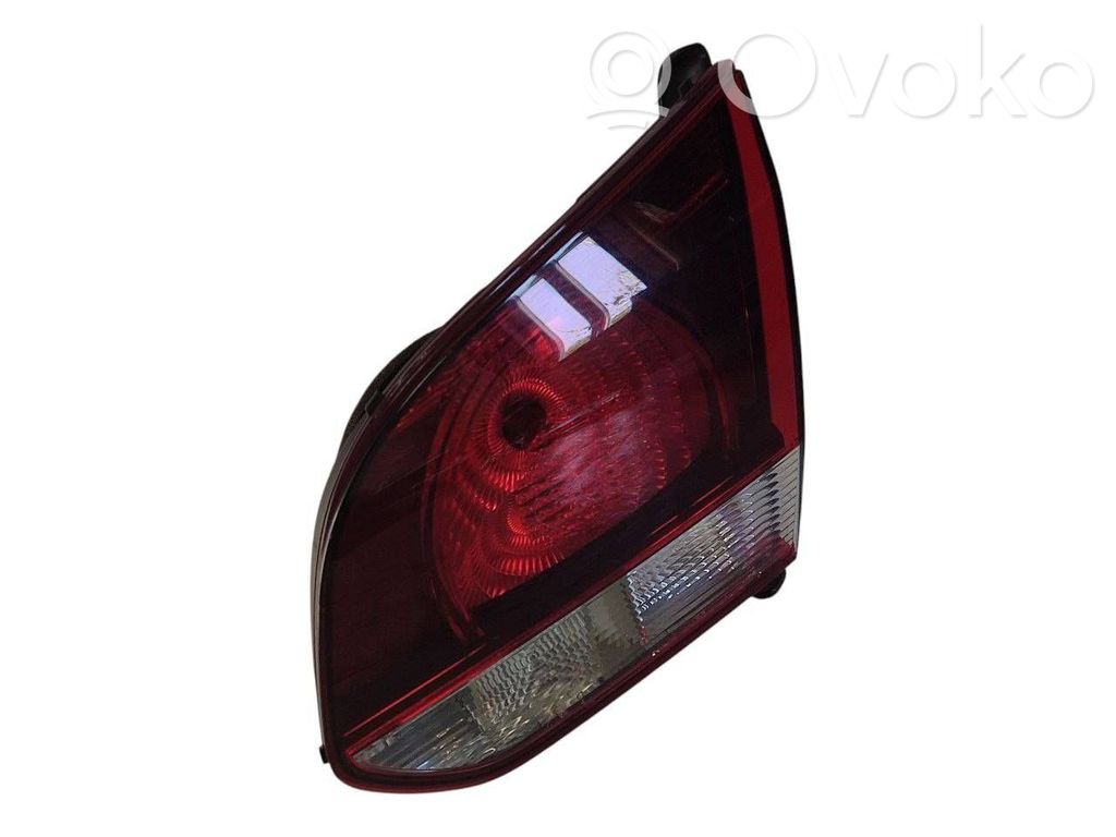 Aizmugurējais lukturis pārsegā