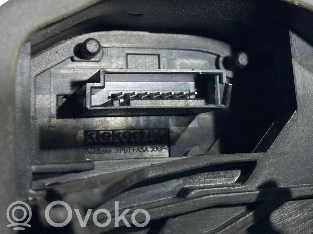 Priekšpusē slēdzene