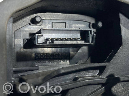 Priekšpusē slēdzene