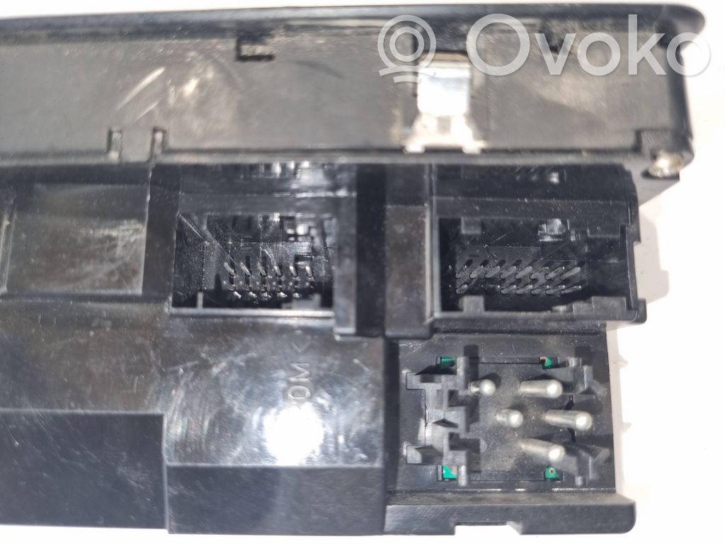 Window lift control switch(es)