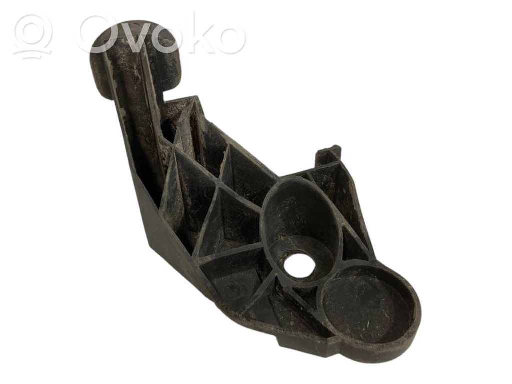 Priekšpusē bampera turētājs