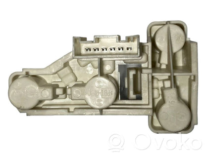 Держатель крышки заднего фонаря