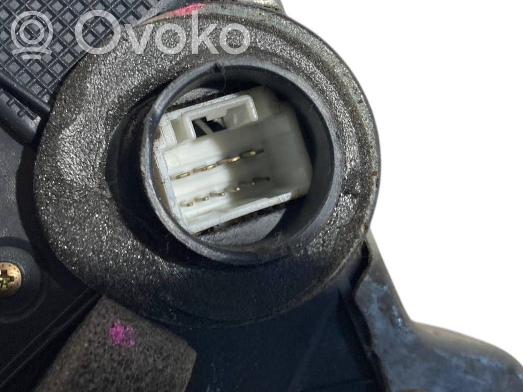 Priekšpusē slēdzene