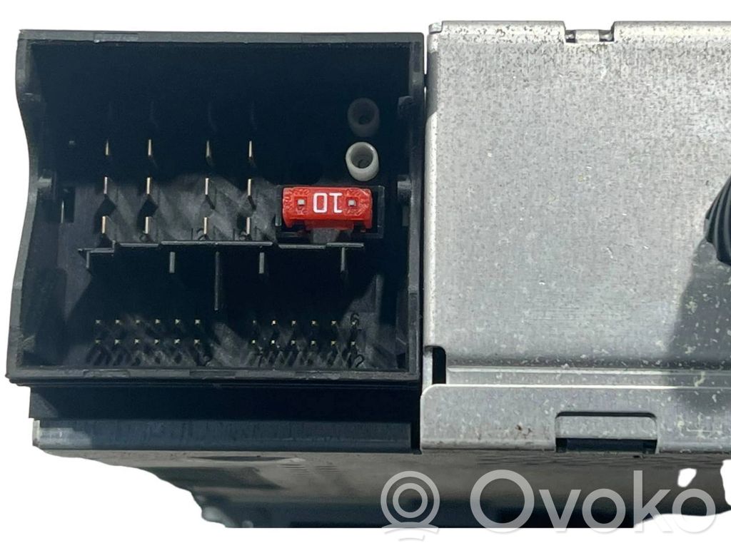 Radio / CD/DVD atskaņotājs / navigācija