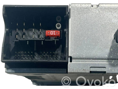 Radio / CD/DVD atskaņotājs / navigācija