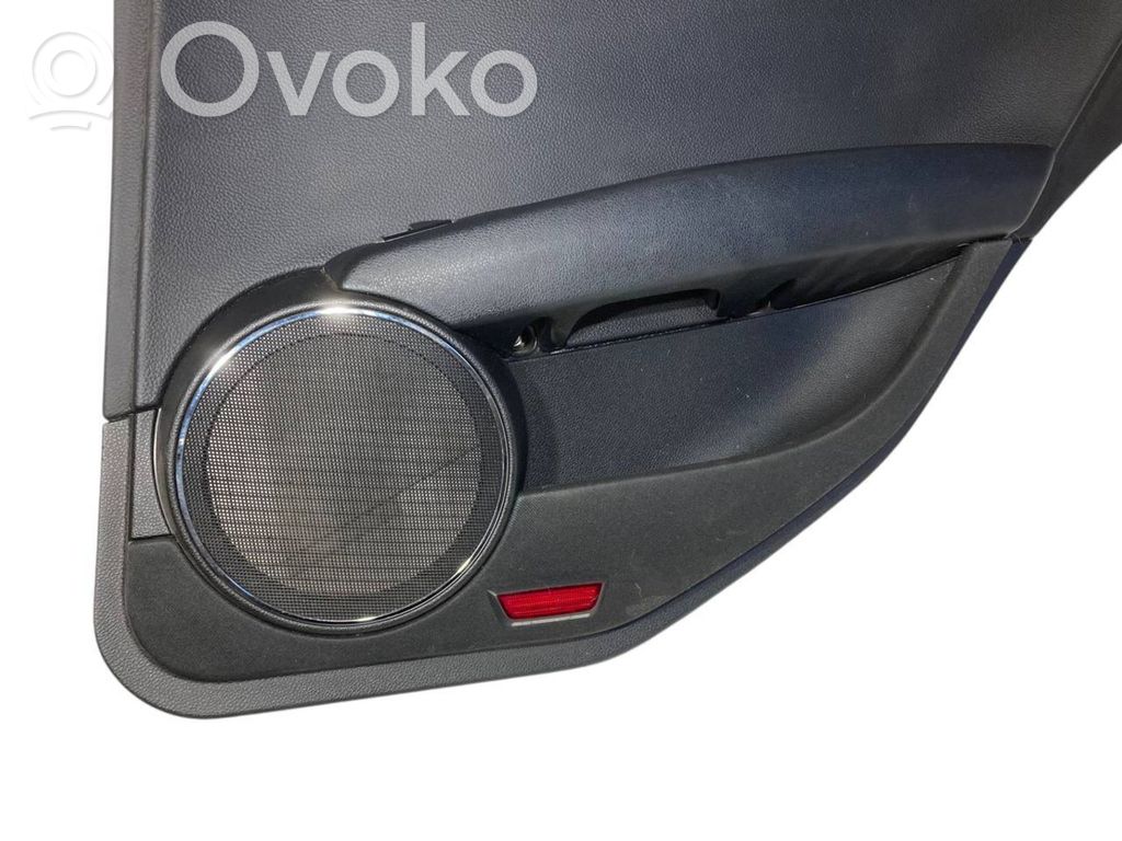 Apšuvums aizmugurējām durvīm