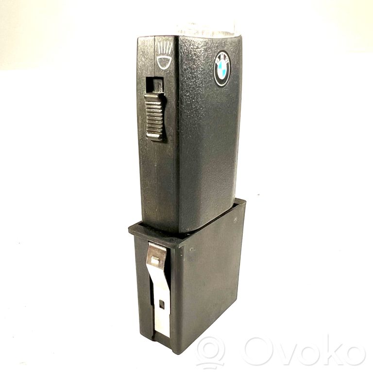 Портативный фонарик в бардачке