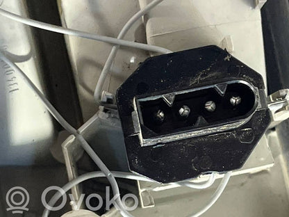 Aizmugurējais lukturis pārsegā