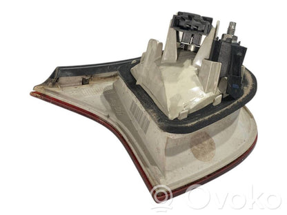 Aizmugurējais lukturis pārsegā