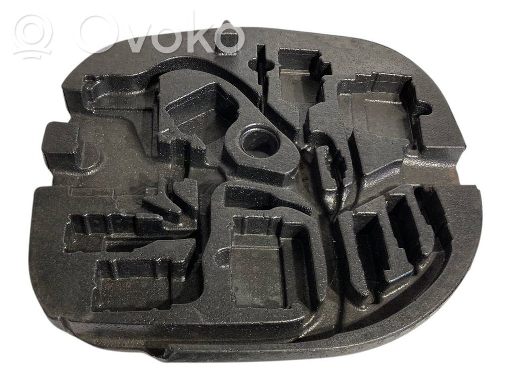 Rezerves riteņa nodalījuma dekoratīvā apdare