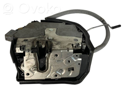 Priekšpusē slēdzene