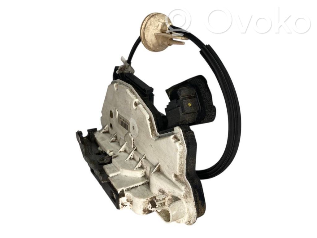 Priekšpusē slēdzene