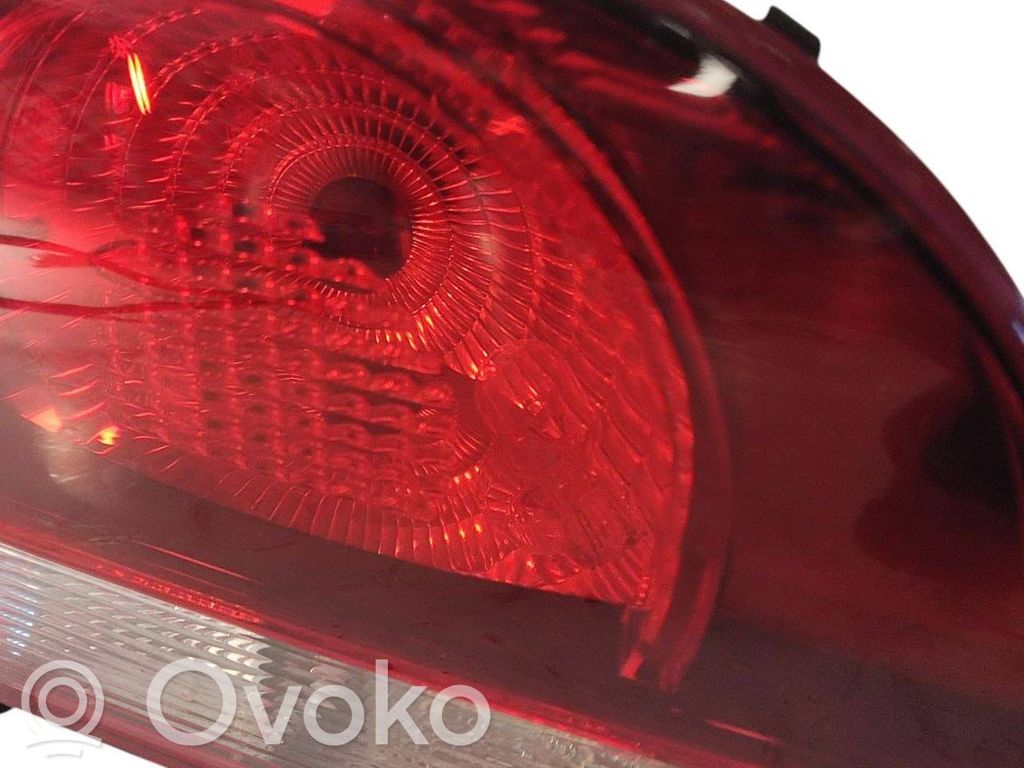 Aizmugurējais lukturis pārsegā