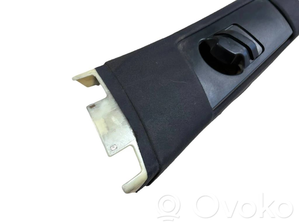 (B) statņa dekoratīvā apdare (augšdaļa)