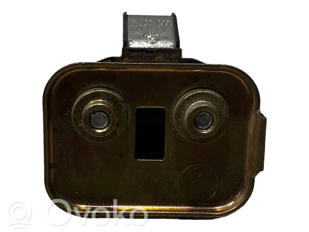 Priekšpusē slēdzenes cilpa