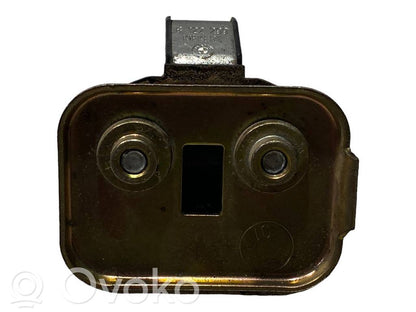 Priekšpusē slēdzenes cilpa