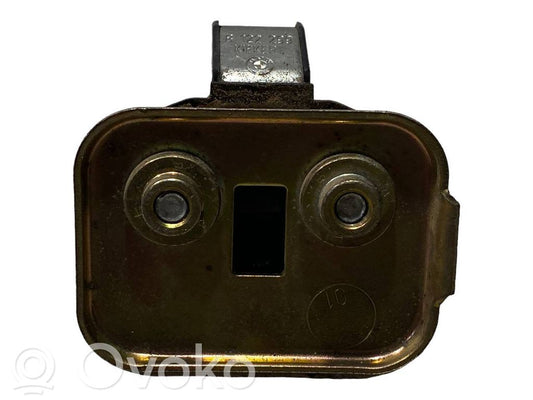 Priekšpusē slēdzenes cilpa