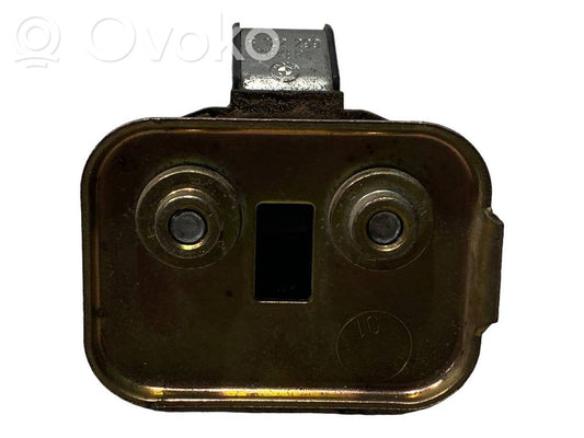 Priekšpusē slēdzenes cilpa