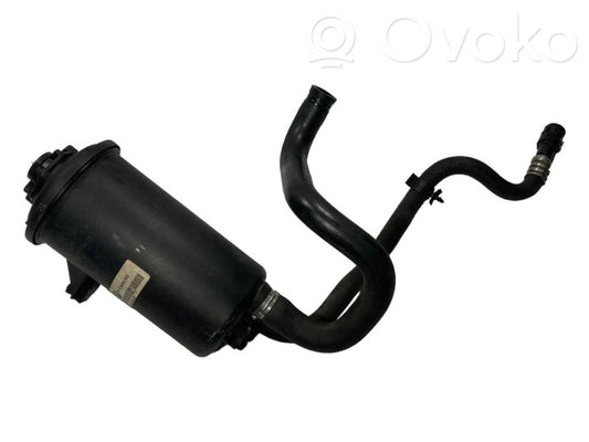 Stūres pastiprinātāja šķidruma tvertne