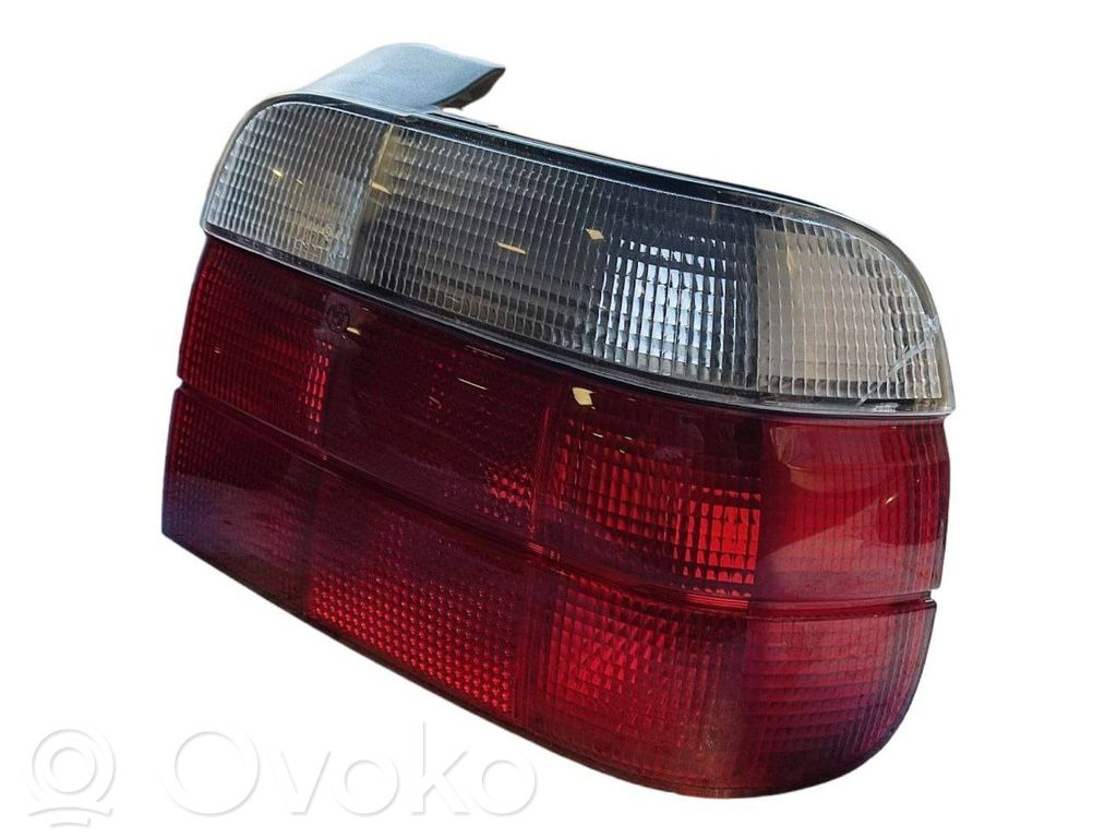 Задний фонарь в кузове