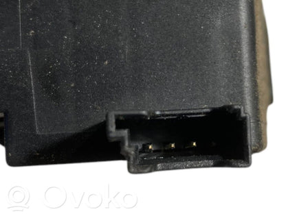 Aizmugurējā pārsega slēdzene