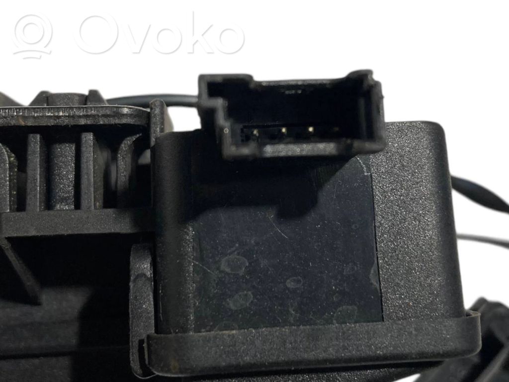 Aizmugurējā pārsega slēdzene